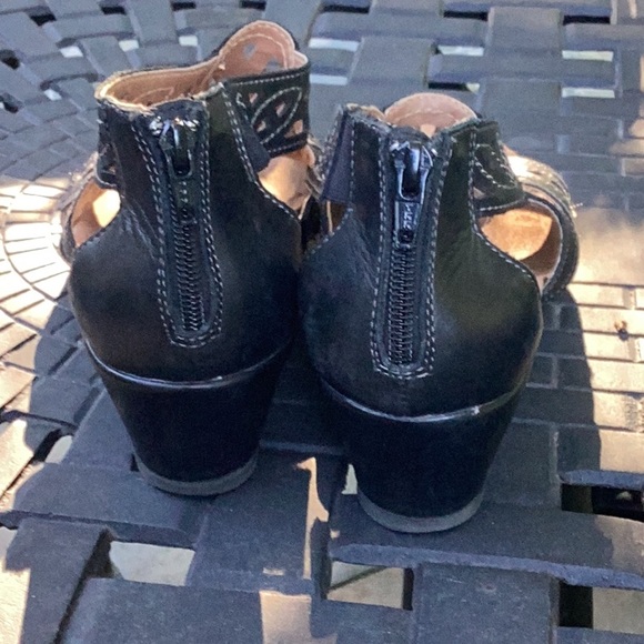 Earth Origins black back-zip sandals - Picture 3 of 6